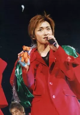 嵐/大野智/ライブフォト・膝上・衣装赤・右手くまのぬいぐるみ・左手マイク・枠無し/公式生写真