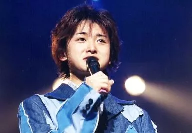 嵐/大野智/横型・ライブフォト・バストアップ・衣装青・右手マイク・枠無し/公式生写真