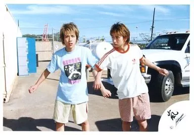 嵐/大野智・二宮和也/横型・膝上・Tシャツ水色白・腕組み・背景車/公式生写真