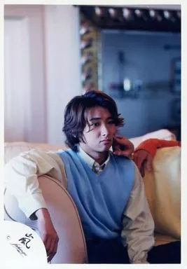 嵐/大野智/上半身・衣装白・水色・ソファに座り・目線右向き/公式生写真