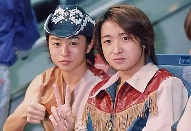 嵐/櫻井翔・大野智 /横型・バストアップ・衣装白赤茶・大野右手ピース・櫻井右親指立て・枠無し・背景緑/公式生写真