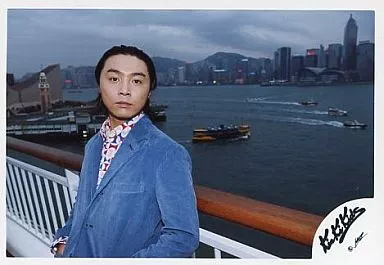 KinKi Kids/堂本剛/横型・上半身・ジャケット青・手すりに背もたれる・背景街/公式生写真