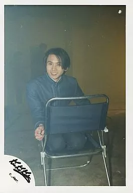 KinKi Kids/堂本光一/イスに座り・全身・衣装青・カメラ目線/公式生写真