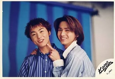 KinKi Kids/堂本剛・堂本光一/横型・衣装ストライプシャツ青.水色・肩組み・光一左手人差し指剛の頬/公式生写真