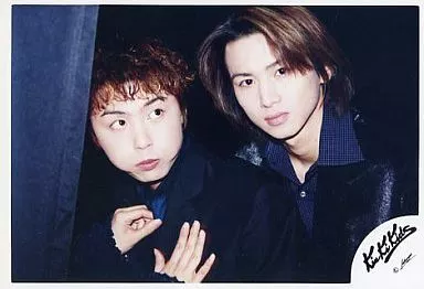 生写真(ジャニーズ)/アイドル/KinKi　Kids　KinKi Kids/堂本剛・堂本光一/横型・バストアップ・衣装黒・剛目線右・光一チェック柄シャツ青/公式生写真