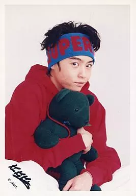Kinki Kids/堂本剛/上半身・衣装パーカー赤・緑色のクマのぬいぐるみ抱え・背景白/公式生写真