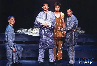 少年隊/集合(3人)/横型・ライブフォト・衣装水色・背景黒・後ろに大野・2L版/新世紀 EMOTION