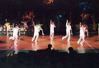 嵐/集合(5人)/ライブフォト・全身・衣装白・右手パー・左手マイク・センター相葉・枠無し/1999年ワールドカップバレーボール 会場限定生写真