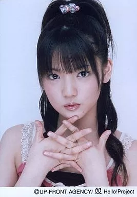モーニング娘。/道重さゆみ/バストアップ・衣装白.赤・両手組み・カメラ目線/公式生写真