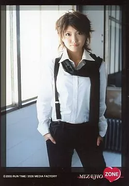 ZONE/MIZUHO/膝上・衣装白・黒・スーツ・両手ポケット/公式生写真