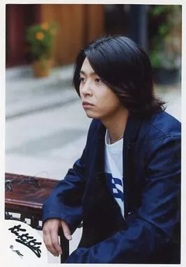Kinki Kids/堂本剛/上半身・座り・シャツデニム紺・Tシャツ白・目線左/公式生写真