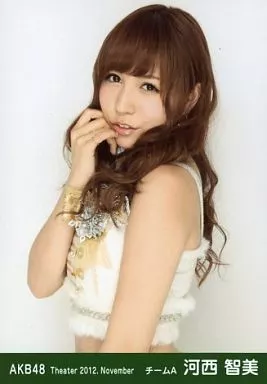 【SALE】河西智美さん掲載ページ（約A3サイズ）#5452 駿河屋 -<中古>河西智美/上半身・左肩前/劇場トレーディング生写真
