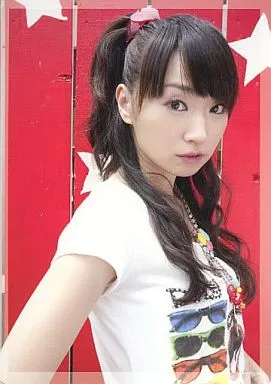 駿河屋 -<中古>水樹奈々/バストアップ・白シャツ・背景赤/LIVE