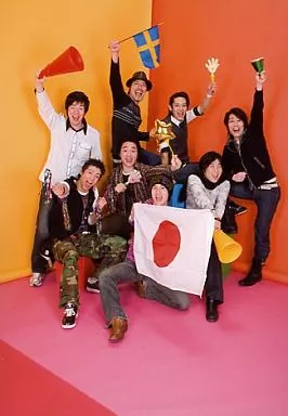 隊員/集合(8人)/全身・4人座り・国旗・背景黄オレンジ・メガホン/ROCK MUSICAL BLEACH THE ALL