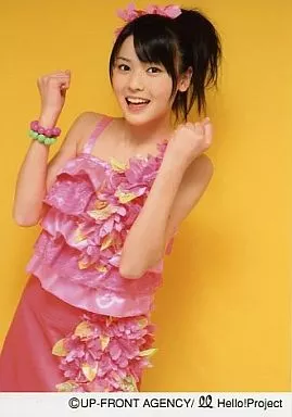 駿河屋 -<中古>°C-ute/矢島舞美/膝上・衣装ピンク・両手グー・背景
