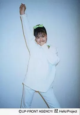 久住小春/膝上・右手上げ・左手口前・白ジャージ・緑のリボン/公式生写真