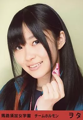 駿河屋 -<中古>指原莉乃/顔アップ・制服・左手ピンクの笛/マジ