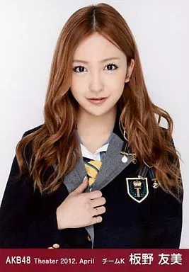 AKB48 劇場版シングル 板野友美 生写真 駿河屋 -<中古>板野友美/上半身・右手襟/劇場トレーディング生
