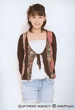 生写真(ハロプロ)/アイドル/Berryz工房　Berryz工房/菅谷梨沙子/膝上・衣装黒、ピンク花柄・両手後ろ・ジーンズ・背景白/公式生写真
