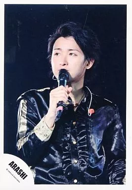 嵐/大野智/ライブフォト・上半身・衣装黒・右手マイク・目線左・背景黒/公式生写真
