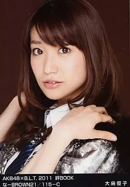 AKB48 大島優子 B.L.T. 2011 生写真 駿河屋 -<中古>大島優子/AKB48×B.L.T.2011 絆BOOK な-BROWN21/115-C