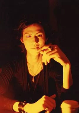 生写真(男性)/俳優　林野健志/上半身・衣装黒・背景黒/公式生写真