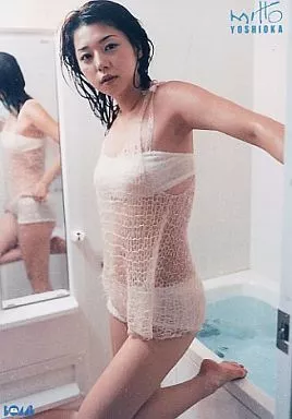 駿河屋 -<中古>吉岡美穂/白の水着・背景浴槽・カメラ目線/雑誌