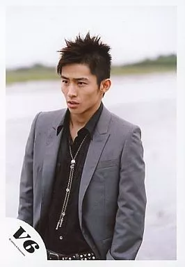 三宅健 専用ページ TV stationにて、V6 / 三宅健さんに着用いただいております