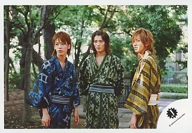 駿河屋 -<中古>NEWS/KAT-TUN/山下智久・亀梨和也・赤西仁/横型/浴衣/膝