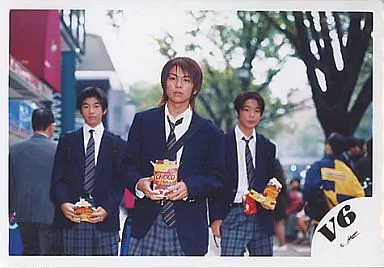 駿河屋 -<中古>V6/森田剛/他2名/横型/上半身/制服/野外/お菓子の箱持ち