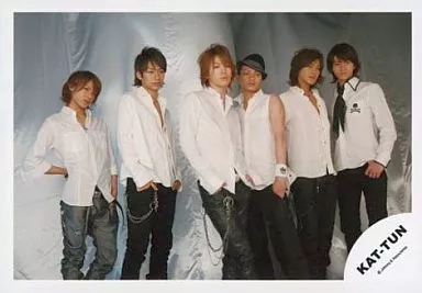 駿河屋 -<中古>KAT-TUN/集合(6人)/横型・目線右・膝上・シャツ白