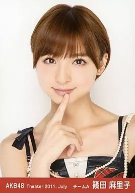 駿河屋 -<中古>篠田麻里子/バストアップ・右手口元/劇場