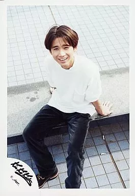 KinKi Kids/堂本光一/全身・座り・衣装白・両手後ろ/公式生写真