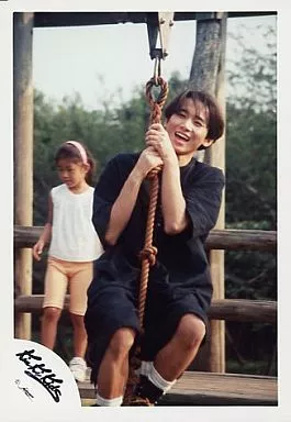 KinKi Kids/堂本光一/衣装黒・アスレチック・笑顔・後ろに子供/公式生写真