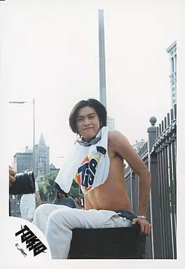 駿河屋 -<中古>TOKIO/長瀬智也/上半身裸・後ろに柵・座り/公式生写真