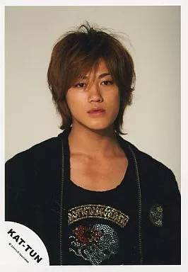 駿河屋 -<中古>KAT-TUN/赤西仁/バストアップ・衣装黒/公式生写真