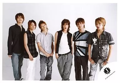 駿河屋 -<中古>KAT-TUN/集合(6人)/横型・膝上・背景白・赤西