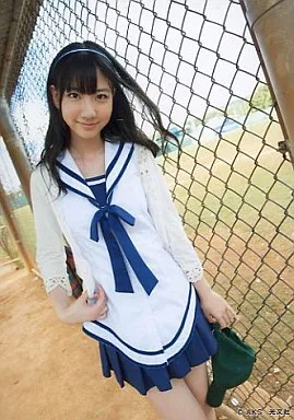 AKB48 柏木由紀 生写真 セーラー服 駿河屋 -<中古>柏木由紀/膝上・衣装セーラー風・背景フェンスと野球場