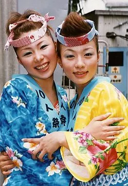 10人祭/斉藤瞳・りんね/上半身・衣装水色・黄色の花柄・はっぴ・抱き合い・笑顔・枠無し/公式生写真