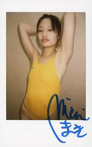 駿河屋 -<中古>☆水井真希/直筆サイン入り・膝上・水着黄色・左向き