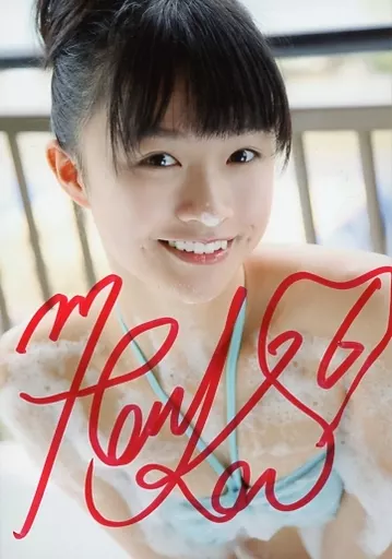 ☆百川晴香/直筆サイン入り・バストアップ・水着水色・顔右向き・泡・歯見せ/DVD「半分少女」特典生写真