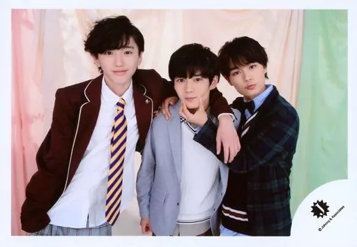 関西ジャニーズJr./集合(3人)/横型・上半身・衣装えんじ色・赤・白・グレー・緑・センター長尾・大西長尾の頬掴み/「関西ジャニーズJr. LIVE 2018 Fall in LOVE ~秋に関ジュに恋しちゃいなよ~」グッズオフショット/公式生写真