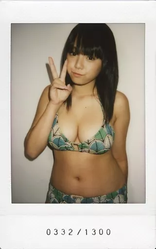 駿河屋 -<中古>篠崎愛/生チェキ(0332/1300)/篠崎愛 オフィシャル