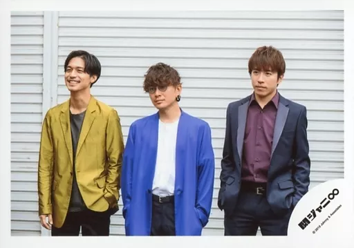 関ジャニ∞/集合(3人)/横型・膝上・錦戸衣装黄色.左手ポケット・安田衣装青・村上衣装黒紫.両手ポケット/「十五祭」グッズオフショット/公式生写真