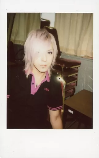 駿河屋 -<中古>DIAURA/佳衣/上半身・衣装黒ピンク・両手下・左寄り/生