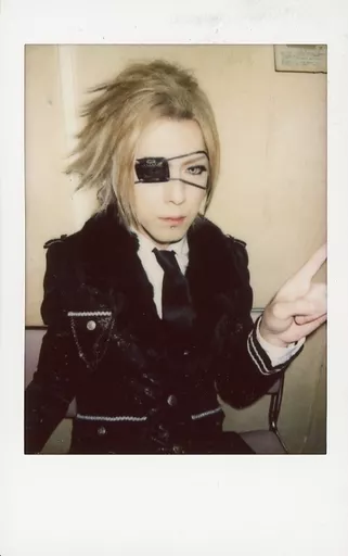 駿河屋 -<中古>DIAURA/佳衣/上半身・衣装黒白・ネクタイ・眼帯・右向き