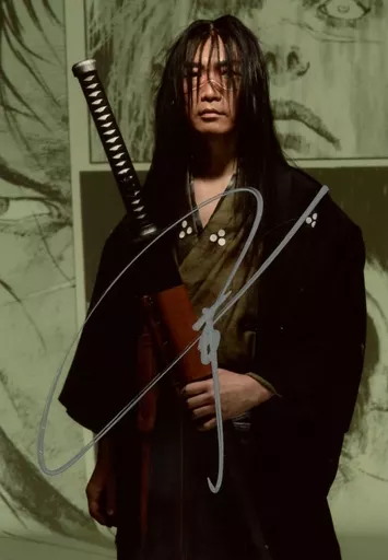 ☆小西克幸(馬絽祐実)/直筆サイン入り・膝上・衣装黒・左手武器・右手下・キャラクターショット/劇団ヘロヘロQカムパニー第36回公演「無限の住人～完結編～」クラウドファンディング特典生写真