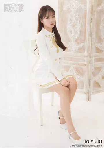 IZ*ONE ユリ　生写真 駿河屋 -<中古>IZ*ONE/チョ・ユリ/全身・座り/IZ*ONE 1ST
