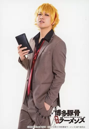 生写真(男性)/俳優　窪田翔(大和)/膝上・左向き・右手財布・左手ポケット・背景白・キャラクターショット/舞台「博多豚骨ラーメンズ」ランダムブロマイド