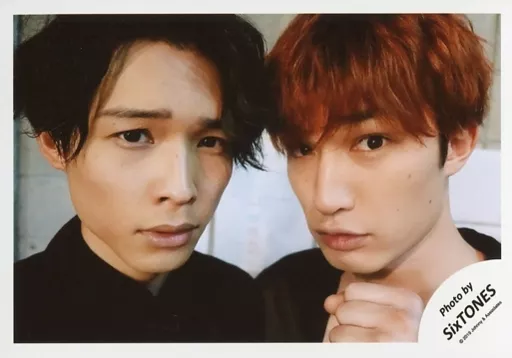 SixTONES/松村北斗・ジェシー/横型・バストアップ・衣装黒・ジェシー左手グー・松村眉間にシワ寄せ/「Ｊohnnys’ ISLAND セルフィー」/公式生写真(アイランドストア限定)
